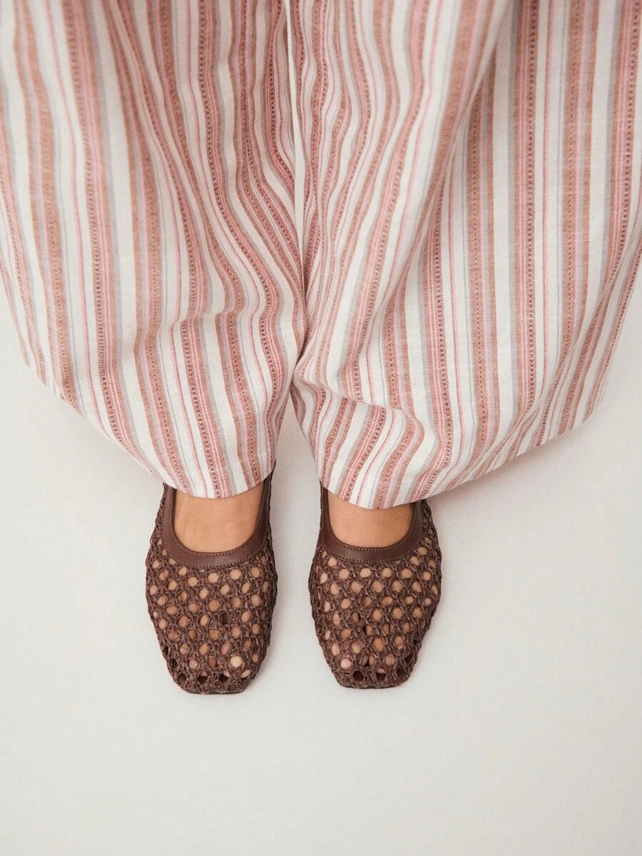 Nöista Bruine geweven sandalen met gekruiste bandjes, ontworpen met delicate mesh-bovenkant en verstelbare bandjes, ademend en comfortabel, retrostijl voor lente-uitjes en zomerse banketten.