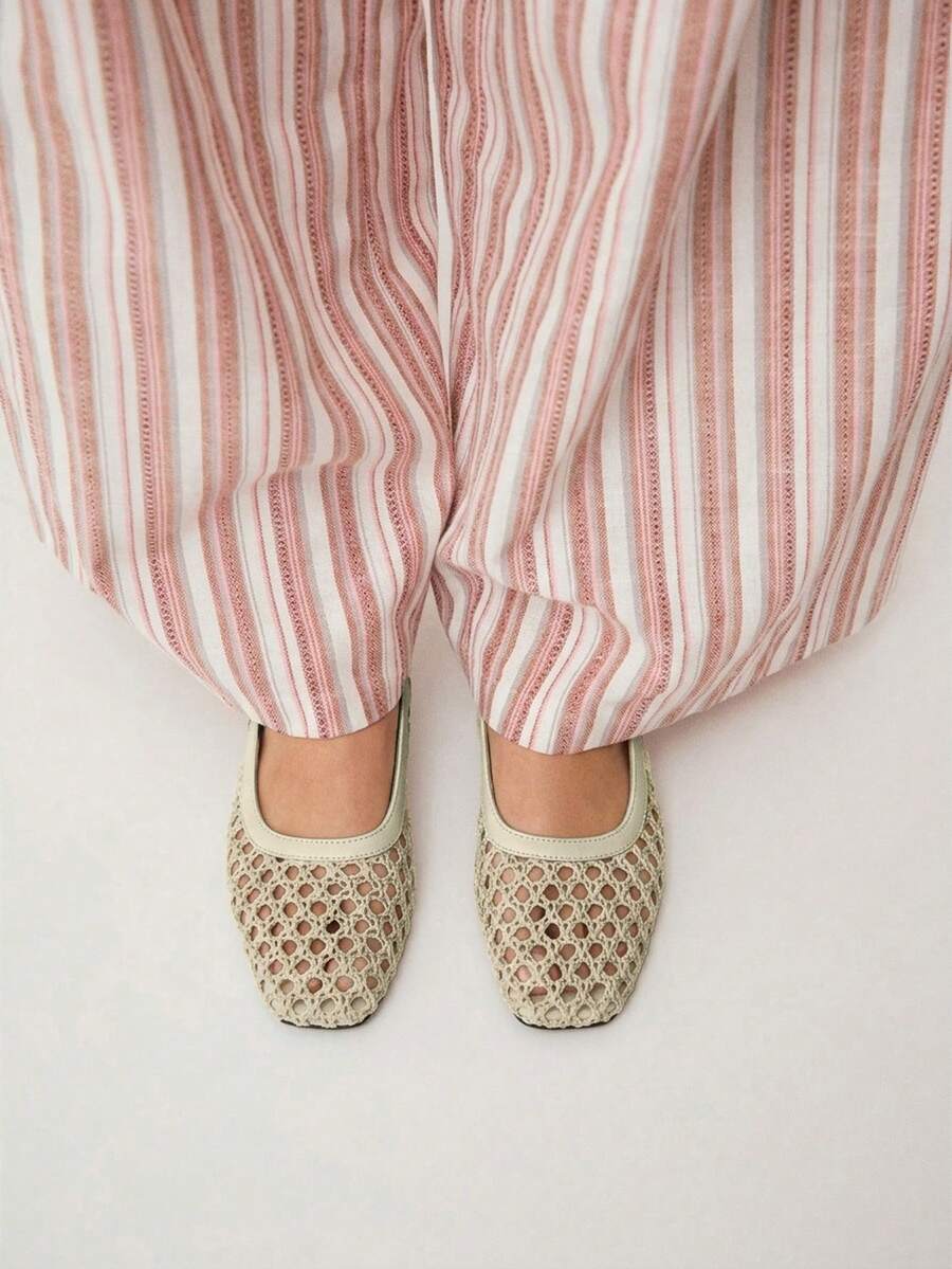Nöista Bruine geweven sandalen met gekruiste bandjes, ontworpen met delicate mesh-bovenkant en verstelbare bandjes, ademend en comfortabel, retrostijl voor lente-uitjes en zomerse banketten.
