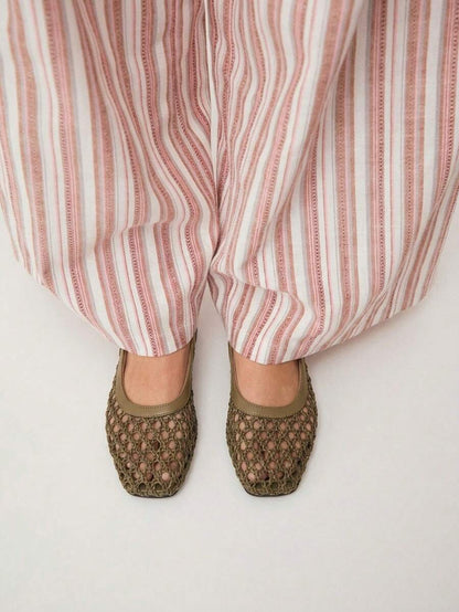 Nöista Bruine geweven sandalen met gekruiste bandjes, ontworpen met delicate mesh-bovenkant en verstelbare bandjes, ademend en comfortabel, retrostijl voor lente-uitjes en zomerse banketten.