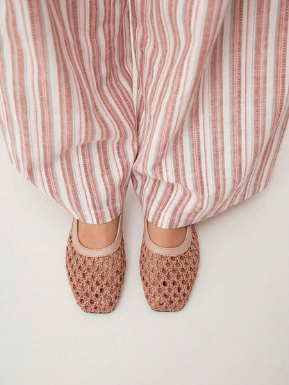 Nöista Bruine geweven sandalen met gekruiste bandjes, ontworpen met delicate mesh-bovenkant en verstelbare bandjes, ademend en comfortabel, retrostijl voor lente-uitjes en zomerse banketten.