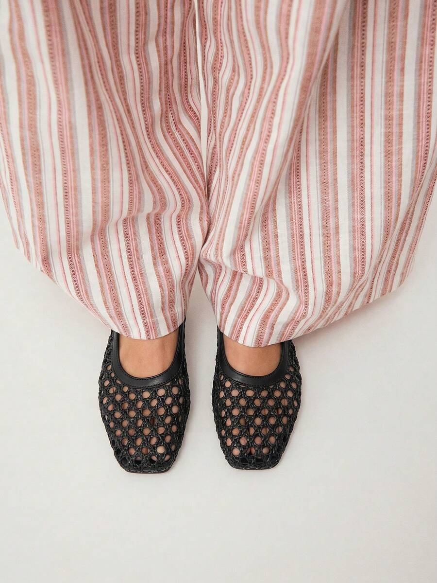Nöista Bruine geweven sandalen met gekruiste bandjes, ontworpen met delicate mesh-bovenkant en verstelbare bandjes, ademend en comfortabel, retrostijl voor lente-uitjes en zomerse banketten.