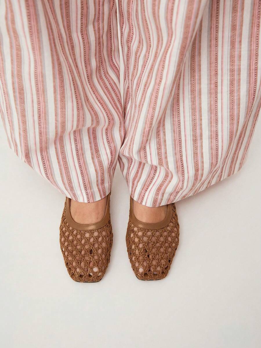 Nöista Bruine geweven sandalen met gekruiste bandjes, ontworpen met delicate mesh-bovenkant en verstelbare bandjes, ademend en comfortabel, retrostijl voor lente-uitjes en zomerse banketten.