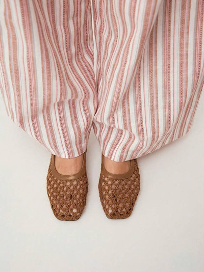 Nöista Bruine geweven sandalen met gekruiste bandjes, ontworpen met delicate mesh-bovenkant en verstelbare bandjes, ademend en comfortabel, retrostijl voor lente-uitjes en zomerse banketten.